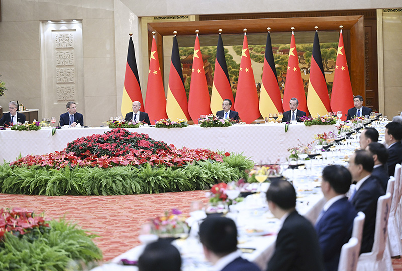 李克強與德國總理朔爾茨共同會見中德經濟界代表并座談交流
